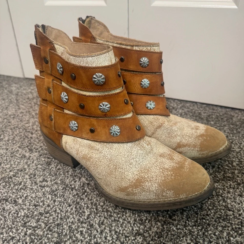 Women's Circle G Camel Harness & Studs Zipperr Ankle Boots Size 7